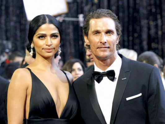 Actor Matthew McConaughey propone matrimonio a modelo brasileña