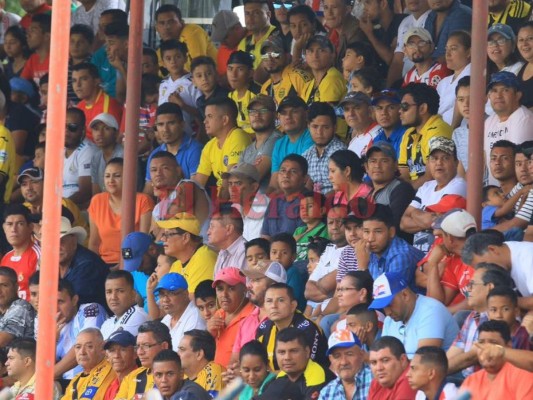 Así llegó la afición del Real España para apoyar a la Máquina