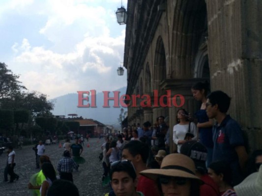 Guatemaltecos dan su adiós póstumo al expresidente Alvaro Arzú