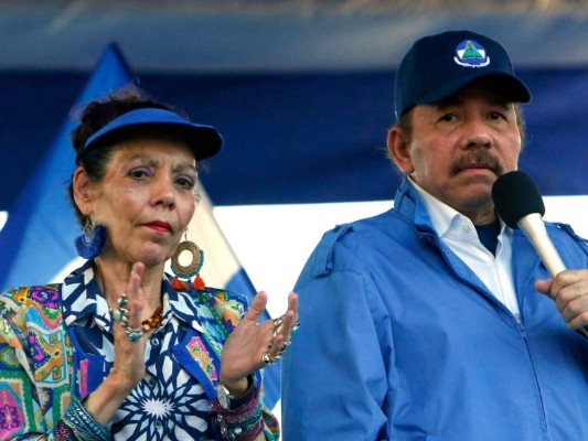 En esta fotografía del 5 de septiembre de 2018, el presidente de Nicaragua Daniel Ortega y su esposa, la vicepresidenta Rosario Murillo, participan en un mitin en Managua.