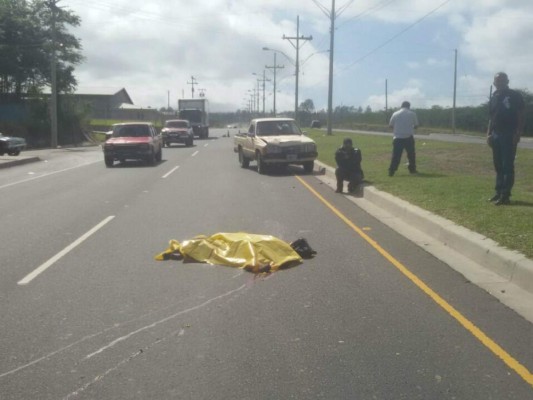 A pocos metros de un puente peatonal mujer muere arrollada por un vehículo