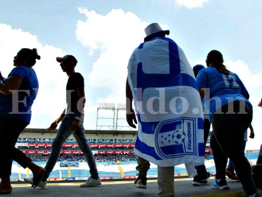 Aficionados catrachos comienzan a llenar el estadio Olímpico para el Honduras vs EE UU
