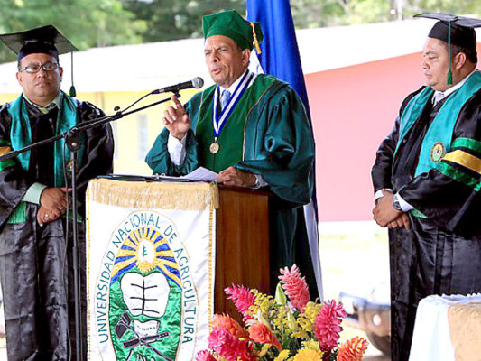 Porfirio Lobo recibe doctorado Honoris Causa en Olancho, al oriente de Honduras