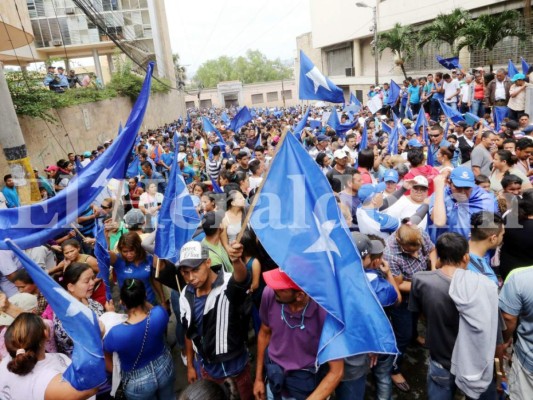 Nacionalistas llegan al Congreso Nacional para pedir regularizar la reelección de JOH