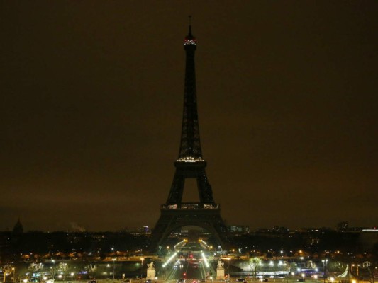 En honor a las víctimas de atentado terrorista, Torre Eiffel apaga sus luces&nbsp;&nbsp;