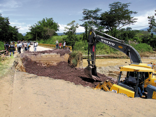 Fondo Vial repara hueco en carretera