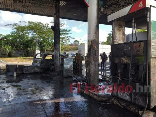 FOTOS: Así quedó el vehículo que prendió fuego dentro de gasolinera