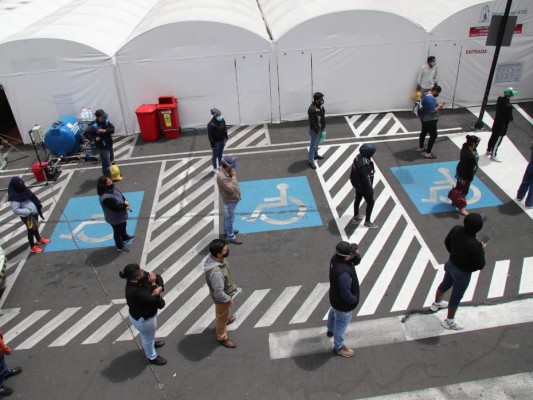 Cientos hacen fila para atención médica por covid-19 en Ecuador
