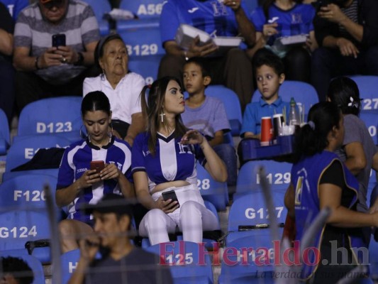FOTOS: Bellas hondureñas presentes en el duelo Honduras vs Trinidad y Tobago