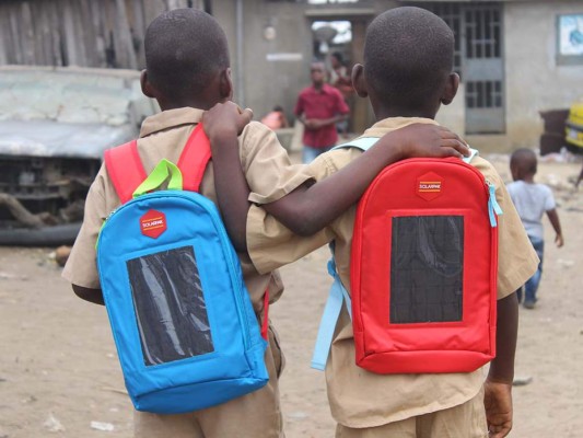 La energía almacenada durante el día proporciona potencia a una lámpara LED que está conectada a la batería a través de un puerto USB, y que puede proporcionar hasta tres horas de luz. Foto: Kamagaté Issouf / Fraternité Matin (Ivory Coast).