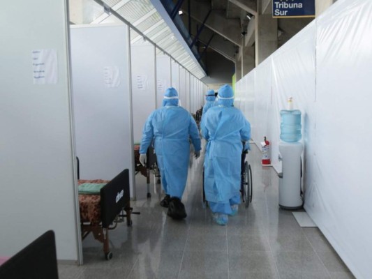 FOTOS: Así fue traslado de pacientes con Covid-19 al polideportivo de la UNAH