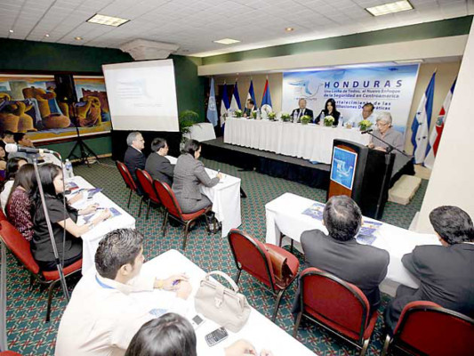 Instalan foros y debates en primer día de Cumbre del SICA en Honduras