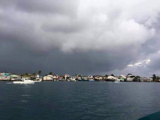 Rescatan a unas 84 personas de embarcación que naufragó en La Mosquitia