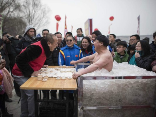 Un chino aguanta más de una hora desnudo en el hielo sin perder la sonrisa
