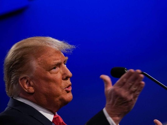 Los curiosos gestos de Trump durante último debate con Biden (FOTOS)