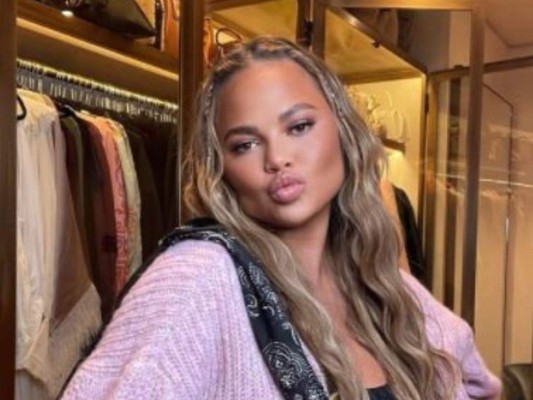 Chrissy Teigen muestra el avance de su trasplante de cejas