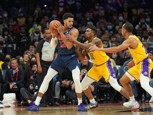 Embiid y los Sixers se imponen a unos Lakers sin LeBron James&nbsp;&nbsp;