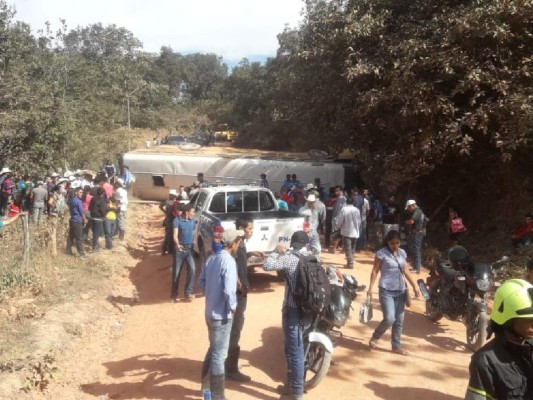 Un anciano muerto y más de 20 heridos deja accidente de autobús en Gracias, Lempira