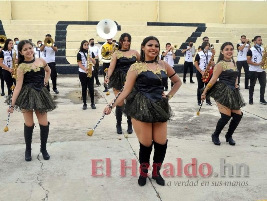 Bellas palillonas del Guillén Zelaya deslumbran con espectacular show (FOTOS)