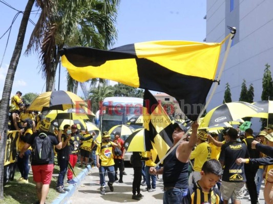 Aficionados del Real España le ponen color al clásico sampedrano (FOTOS)