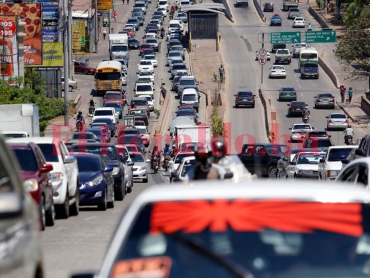 Vehículos con placas 6 y 7 pagan en octubre