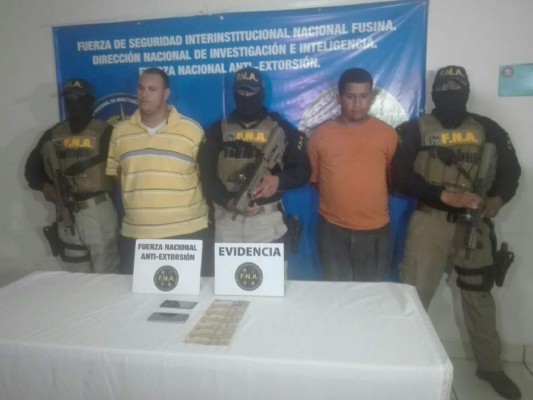Detienen a dos supuestos integrantes de la pandilla 18 en la carretera a Olancho
