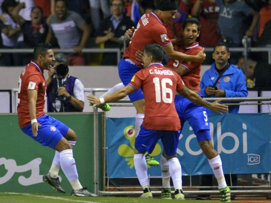 Costa Rica goleó a Jamaica y queda cerca del hexagonal final