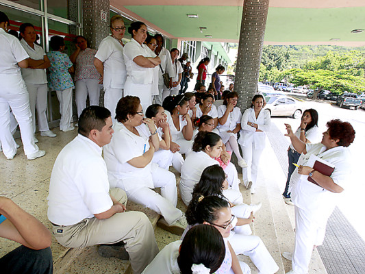 Enfermeras amenazan con paralizar turno 'C” como medida de presión por pago de colaterales