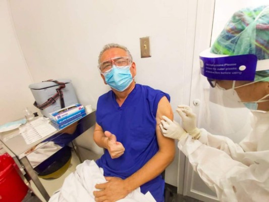 Así recibió la vacuna contra el coronavirus el personal de salud de El Salvador (Fotos)