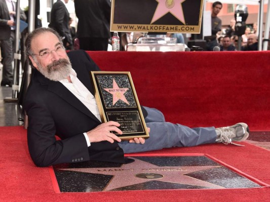Al recibir estrella en Hollywood, Mandy Patinkin pide por los refugiados