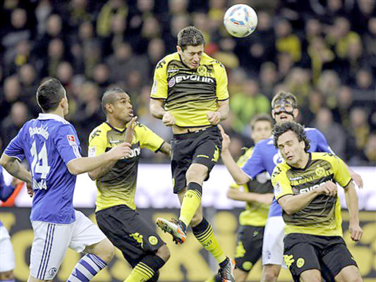 Dortmund derrota al Schalke y es líder provisional