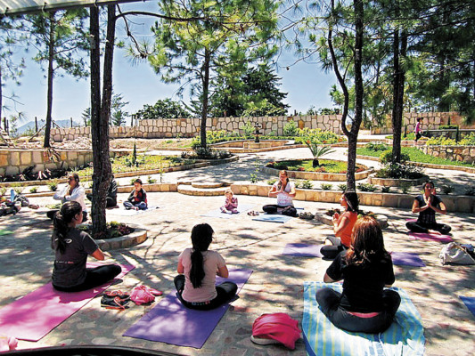 Celebran día internacional del yoga
