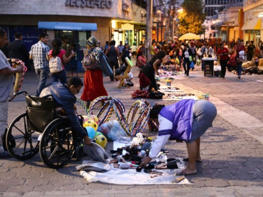 Desalojan a vendedores ambulantes del centro de la capital