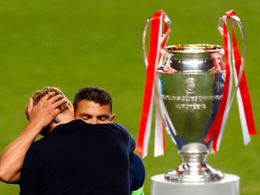 El capitán del PSG, Thiago Silva, confirma su salida del club  