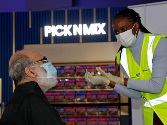 OMS avala vacuna de AstraZeneca para mayores de 65 años