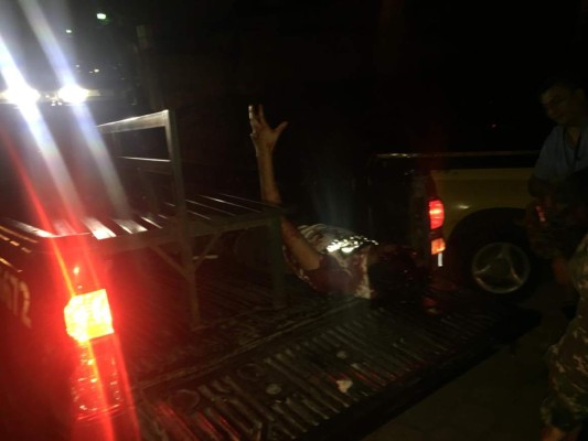 De dos disparos matan a un joven y la Policía captura a su madre y un tío