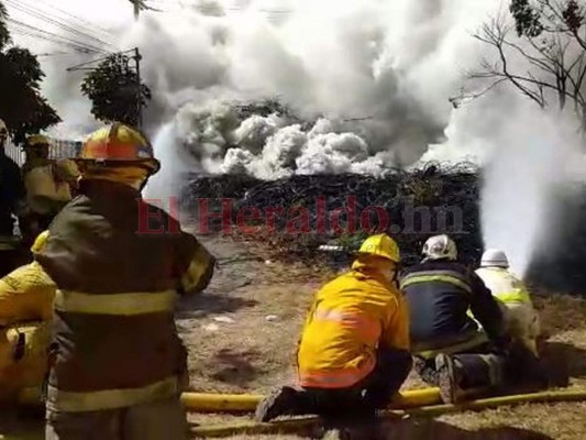 Columnas de humo tóxico y escombros, las imágenes del incendio en Las Tapias