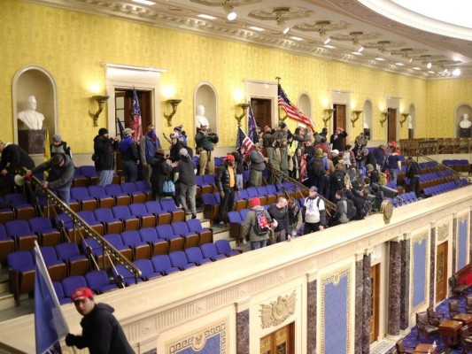 Decretan toque de queda en Washington tras invasión de manifestantes en el Capitolio