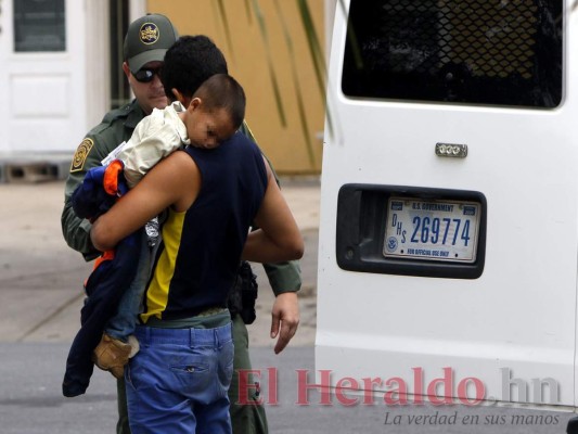 Hondureños migrantes: En los brazos cargan a sus hijos...y en el alma, dolor y resignación; imágenes que conmueven