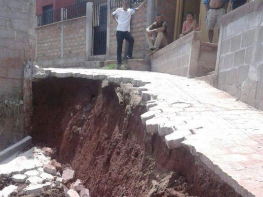 Honduras: Enorme muro cae sobre taller de pintura en la colonia Suazo Córdoba de la capital
