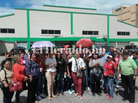 Empleados del RNP se toman las instalaciones por falta de pago