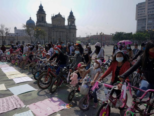 En bicicleta, exigen justicia por asesinato de niñas en Guatemala
