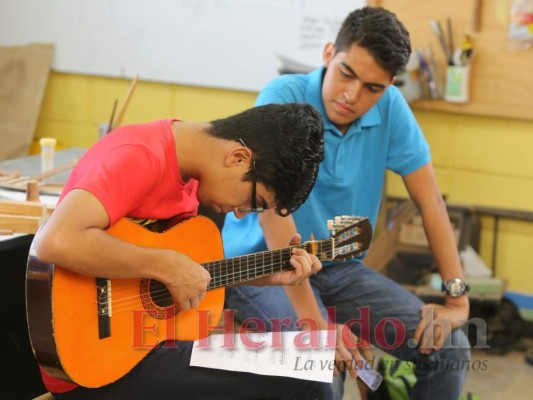 Luthierlab: en pro de la música en la UNAH