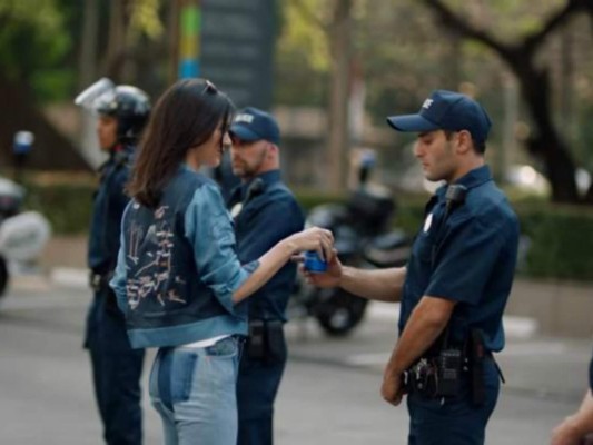 Kendall Jenner está devastada tras la polémica que originó anuncio publicitario