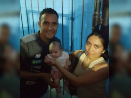 Niña conquista al portero de Costa Rica Keylor Navas, previo al juego ante la Selección de Honduras