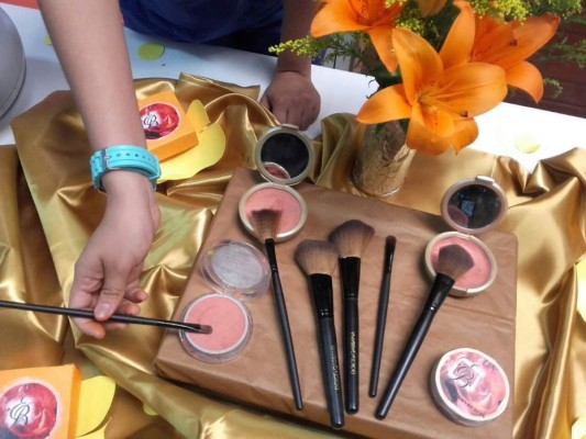 Universitarios de Química y Farmacia realizan feria de productos propios