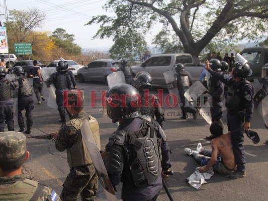 Fotos: Barras y policías se enfrentan frente al estadio en partido Motagua vs Marathón