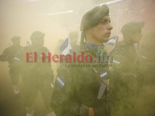 Militares hacen exhibición de poderío y disciplina en desfiles patrios