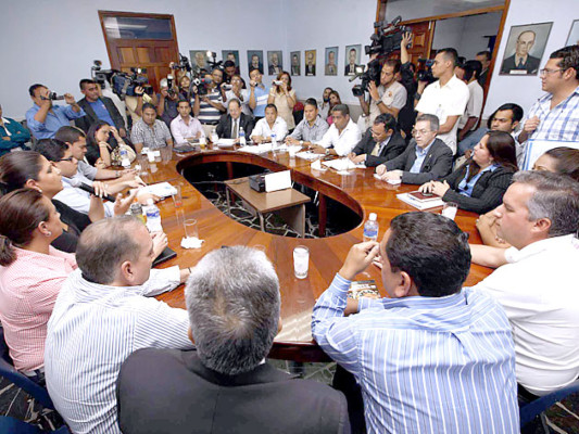 Partido Nacional entrega planillas de inscripción a los precandidatos