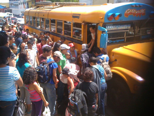 Delirio se apodera de veraneantes al abandonar la capital hondureña